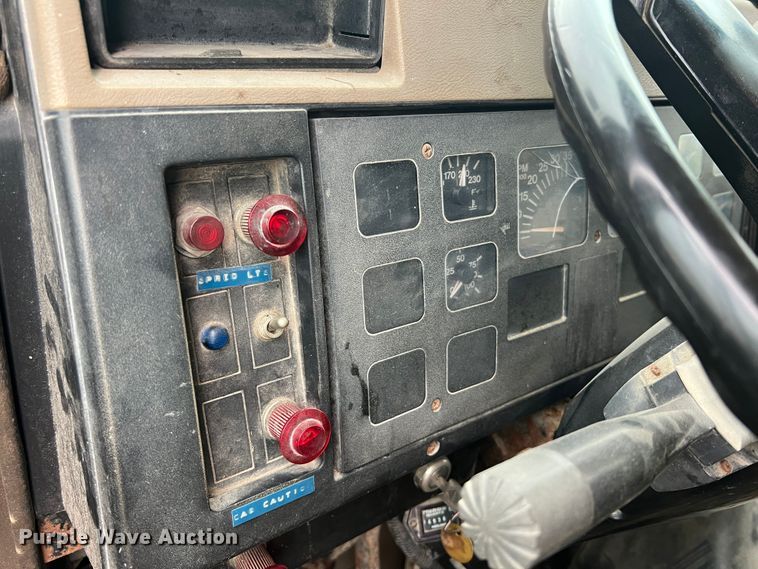 image for item JM9213 1992 International 4900  dump truck