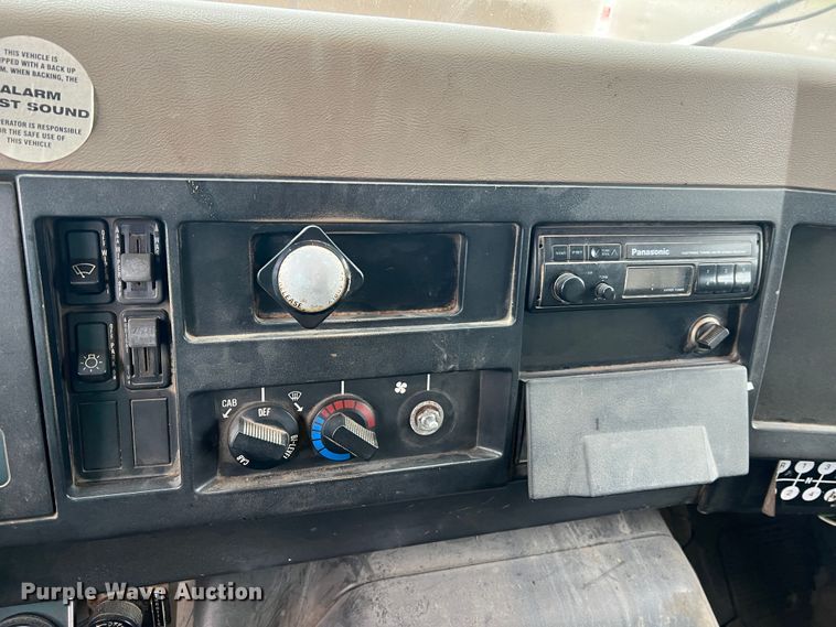 image for item JM9213 1992 International 4900  dump truck