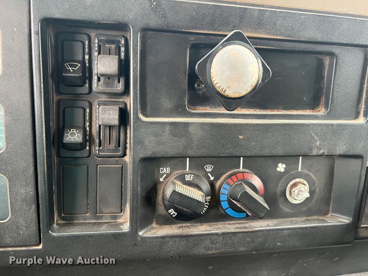 image for item JM9213 1992 International 4900  dump truck