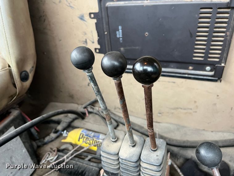 image for item JM9213 1992 International 4900  dump truck