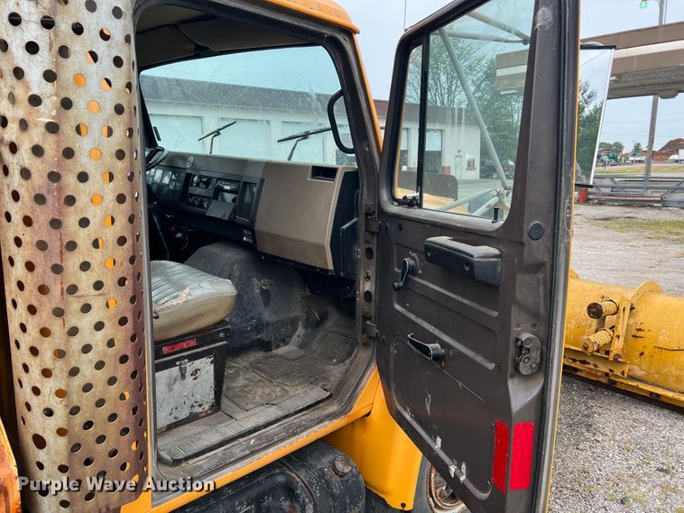 image for item JM9213 1992 International 4900  dump truck