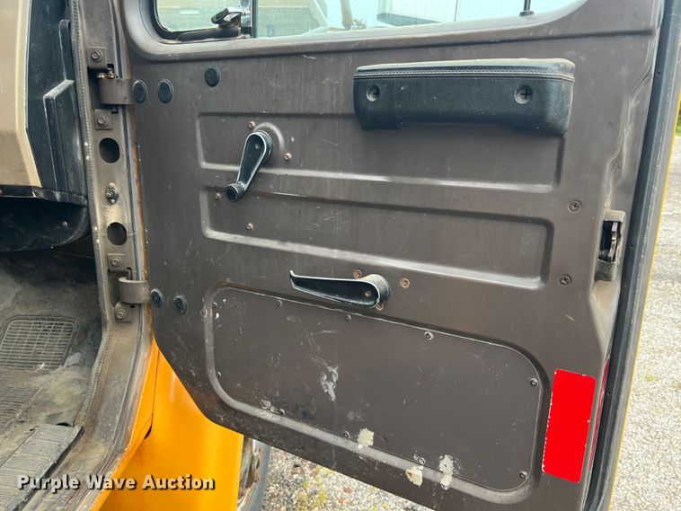 image for item JM9213 1992 International 4900  dump truck