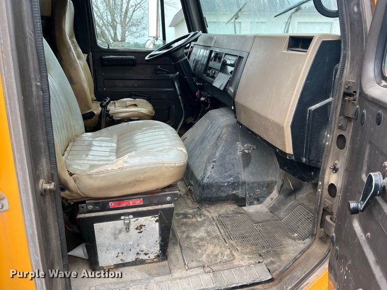 image for item JM9213 1992 International 4900  dump truck