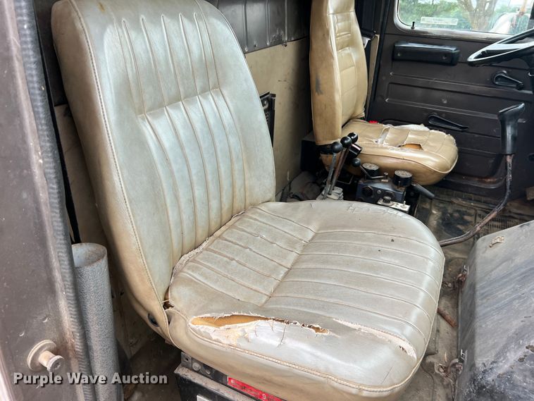 image for item JM9213 1992 International 4900  dump truck