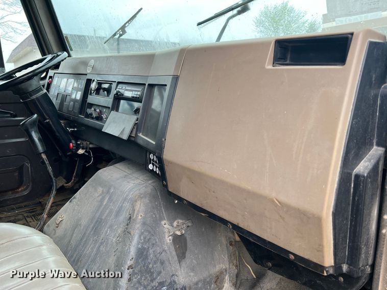 image for item JM9213 1992 International 4900  dump truck