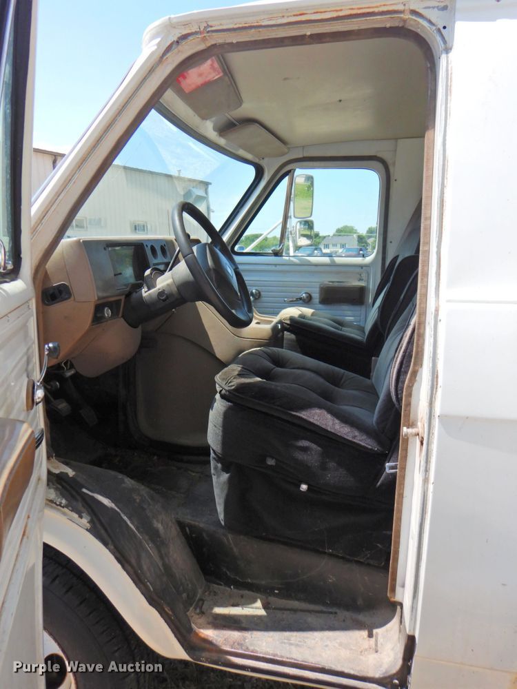 image for item JR9974 1992 GMC Vandura G3500  box truck