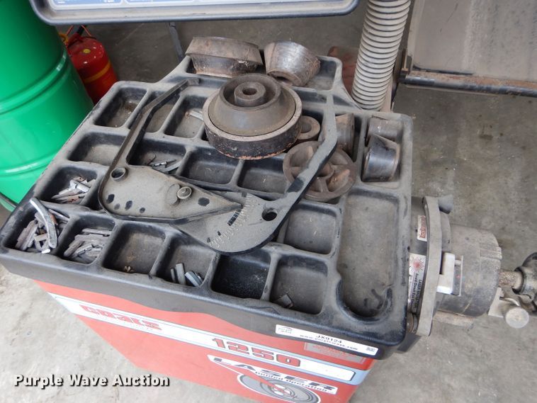 image for item JX9124 Coats 1250  wheel balancer