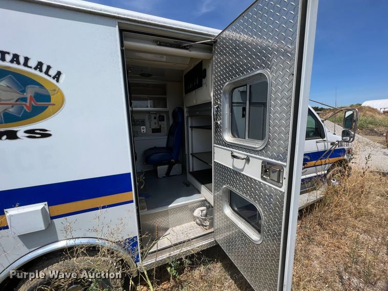 image for item JX9385 2000 Ford E450 Super Duty  ambulance