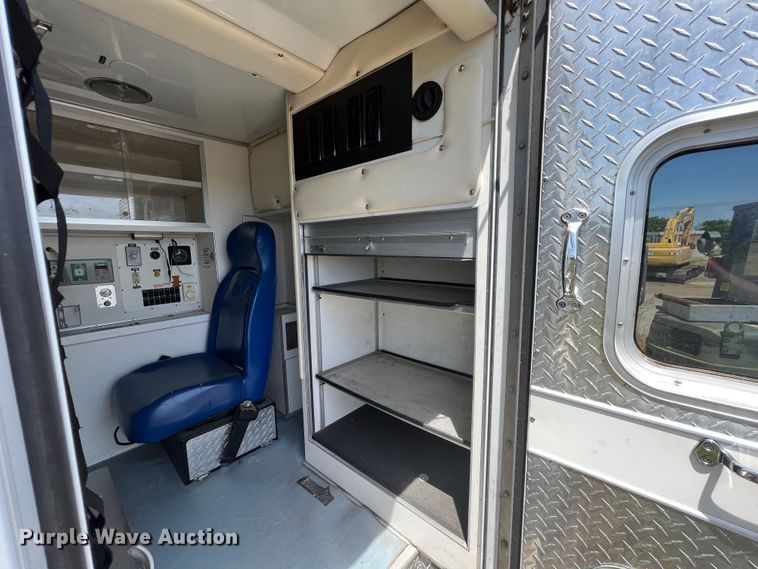 image for item JX9385 2000 Ford E450 Super Duty  ambulance