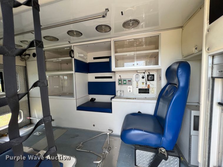 image for item JX9385 2000 Ford E450 Super Duty  ambulance