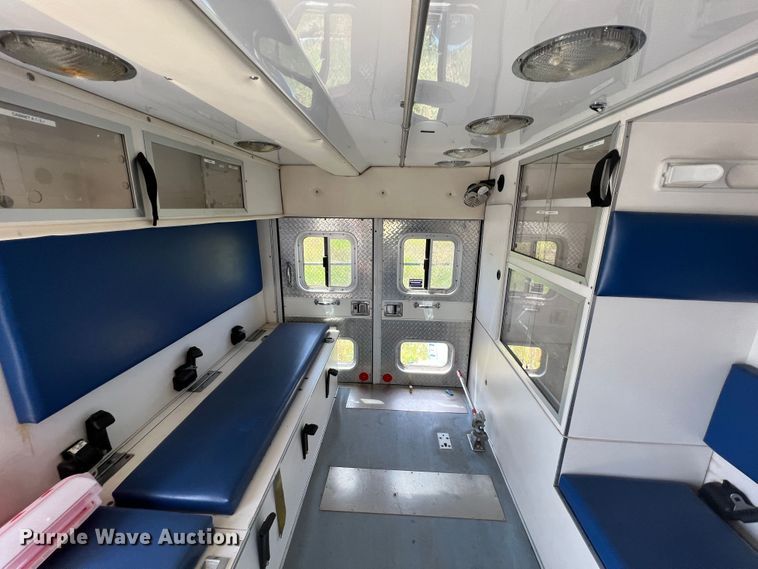 image for item JX9385 2000 Ford E450 Super Duty  ambulance
