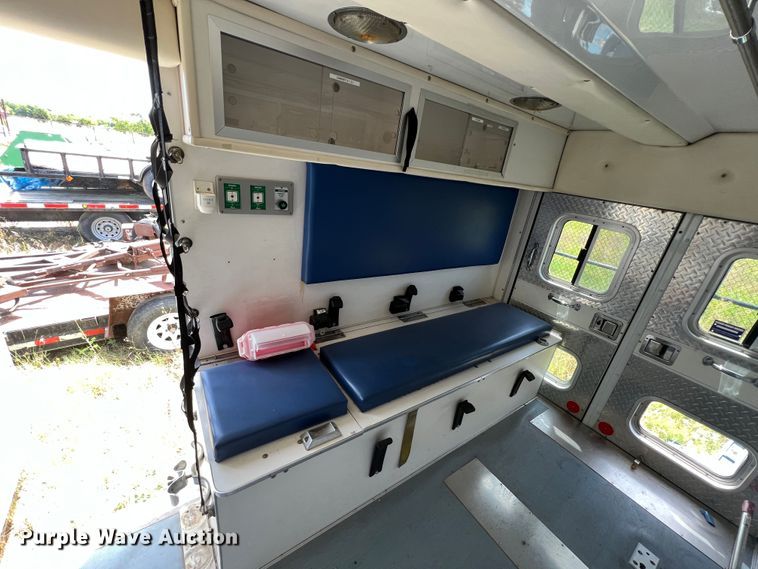 image for item JX9385 2000 Ford E450 Super Duty  ambulance