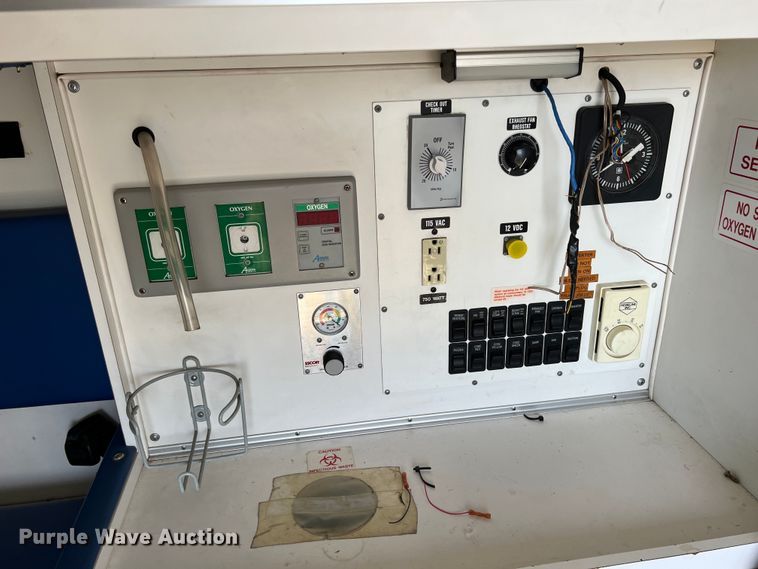 image for item JX9385 2000 Ford E450 Super Duty  ambulance