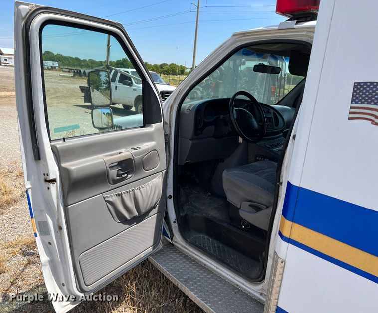 image for item JX9385 2000 Ford E450 Super Duty  ambulance