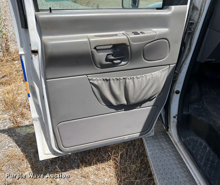 image for item JX9385 2000 Ford E450 Super Duty  ambulance