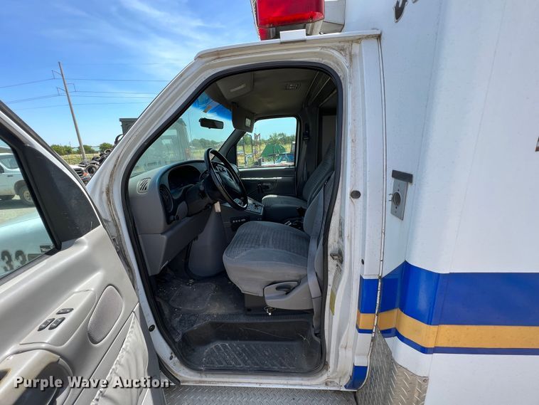 image for item JX9385 2000 Ford E450 Super Duty  ambulance