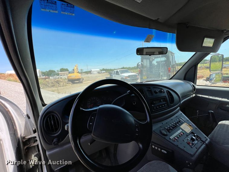 image for item JX9385 2000 Ford E450 Super Duty  ambulance