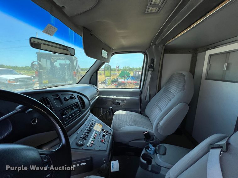 image for item JX9385 2000 Ford E450 Super Duty  ambulance