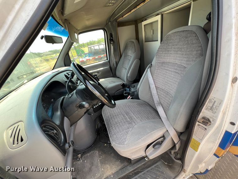 image for item JX9385 2000 Ford E450 Super Duty  ambulance