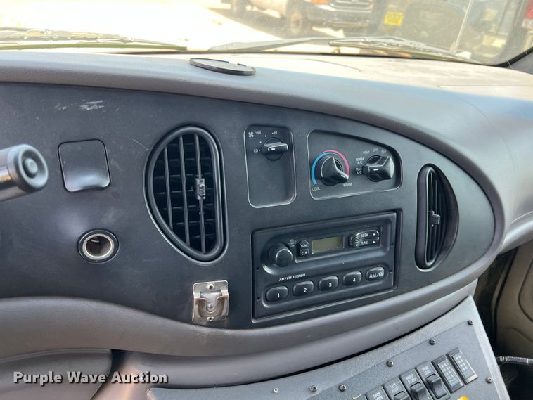 image for item JX9385 2000 Ford E450 Super Duty  ambulance