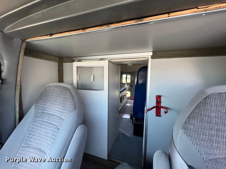 image for item JX9385 2000 Ford E450 Super Duty  ambulance