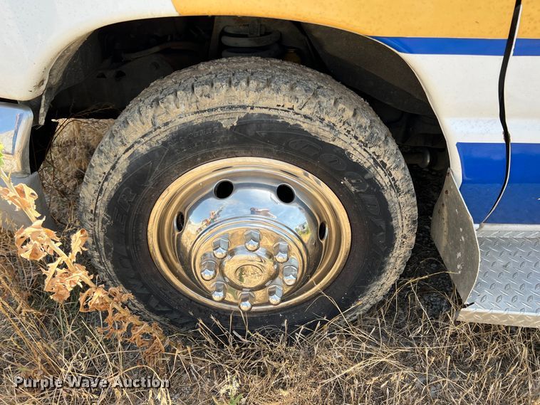 image for item JX9385 2000 Ford E450 Super Duty  ambulance