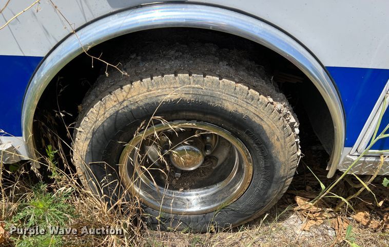 image for item JX9385 2000 Ford E450 Super Duty  ambulance