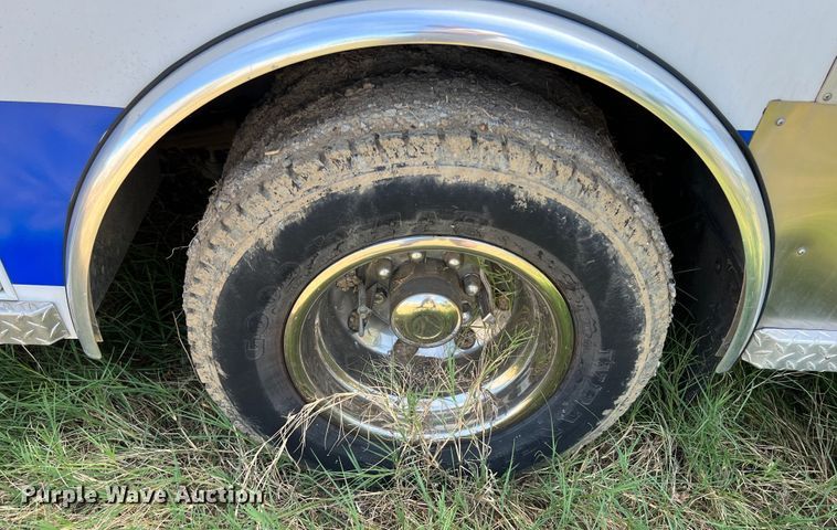 image for item JX9385 2000 Ford E450 Super Duty  ambulance