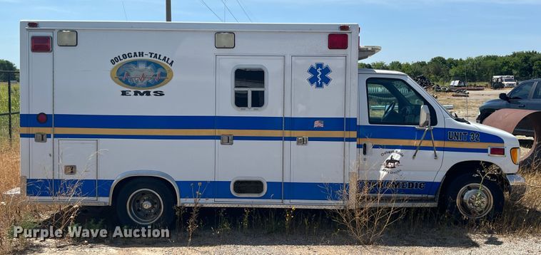 image for item JX9386 2001 Ford E450 Super Duty  ambulance