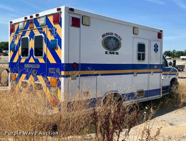 image for item JX9386 2001 Ford E450 Super Duty  ambulance