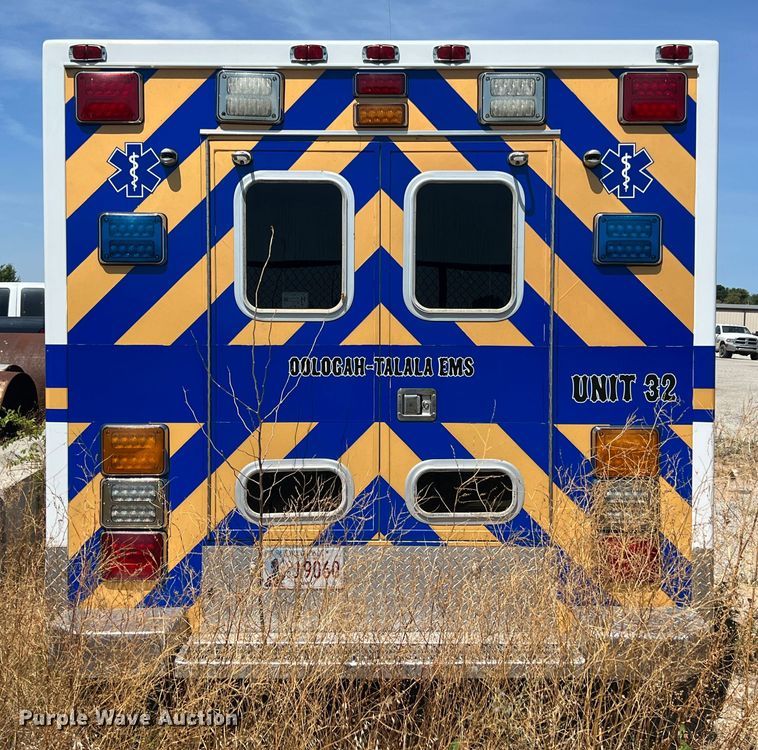 image for item JX9386 2001 Ford E450 Super Duty  ambulance