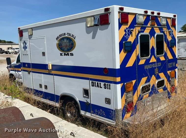 image for item JX9386 2001 Ford E450 Super Duty  ambulance