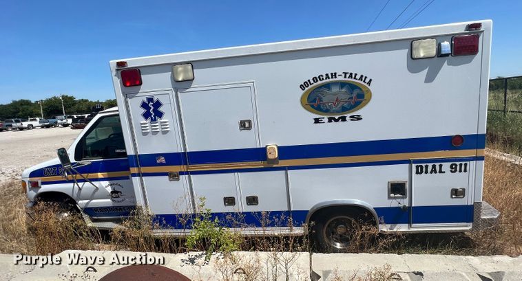 image for item JX9386 2001 Ford E450 Super Duty  ambulance