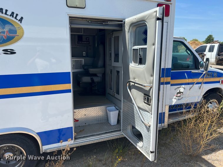 image for item JX9386 2001 Ford E450 Super Duty  ambulance