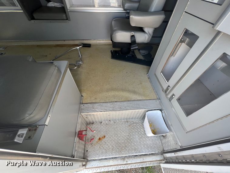 image for item JX9386 2001 Ford E450 Super Duty  ambulance