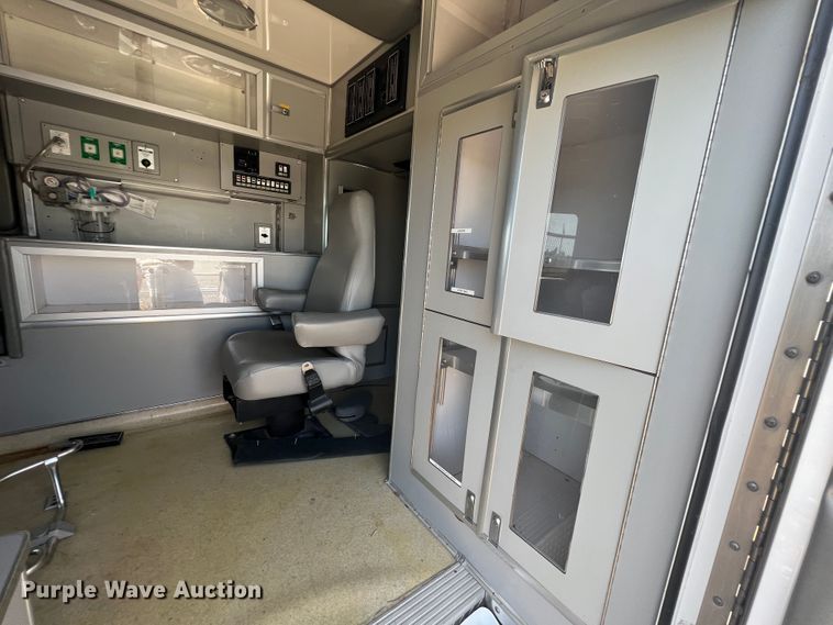 image for item JX9386 2001 Ford E450 Super Duty  ambulance