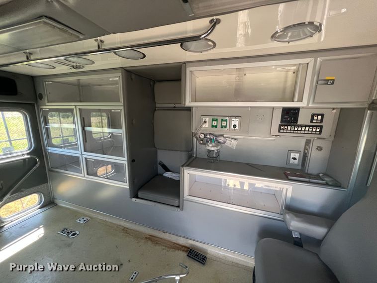 image for item JX9386 2001 Ford E450 Super Duty  ambulance