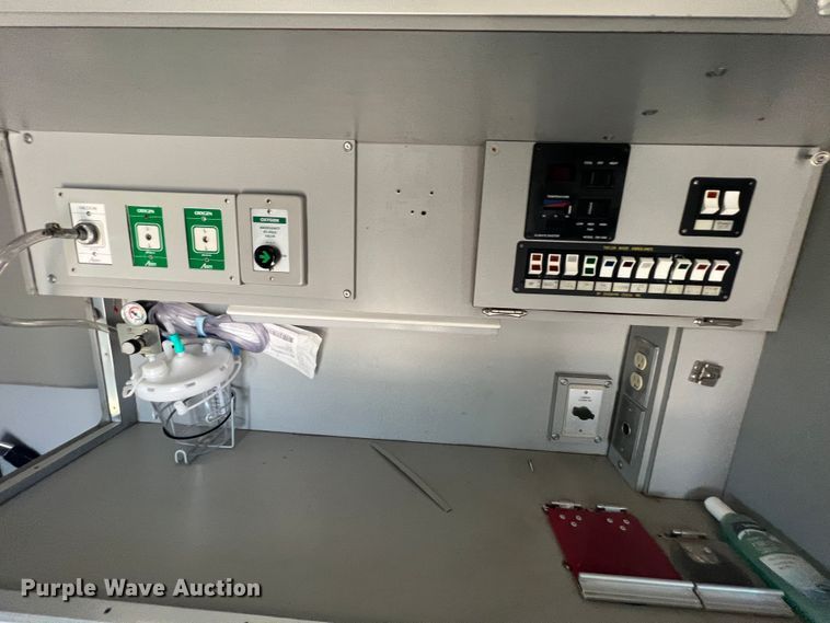 image for item JX9386 2001 Ford E450 Super Duty  ambulance