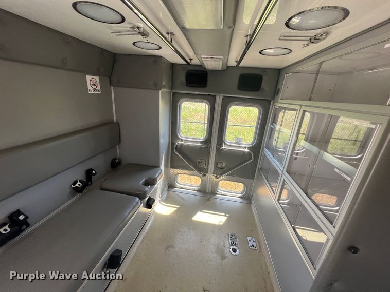 image for item JX9386 2001 Ford E450 Super Duty  ambulance