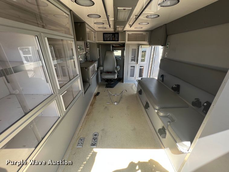 image for item JX9386 2001 Ford E450 Super Duty  ambulance