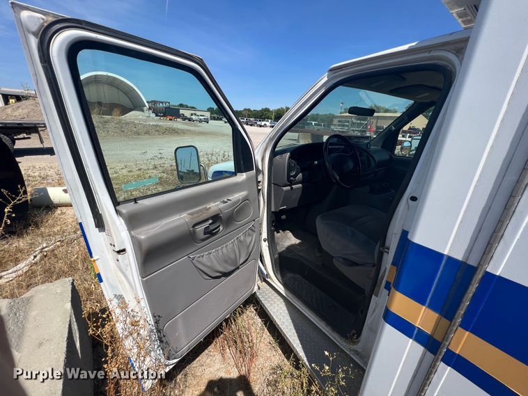 image for item JX9386 2001 Ford E450 Super Duty  ambulance