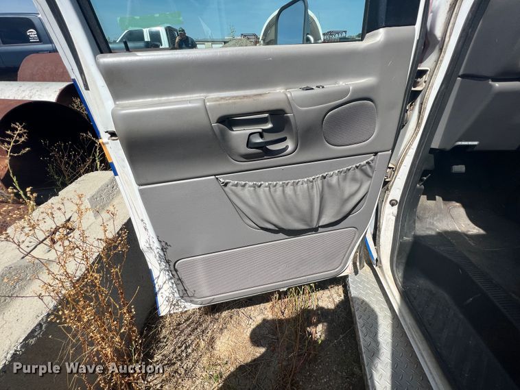 image for item JX9386 2001 Ford E450 Super Duty  ambulance