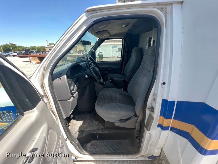 image for item JX9386 2001 Ford E450 Super Duty  ambulance
