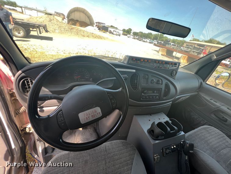 image for item JX9386 2001 Ford E450 Super Duty  ambulance