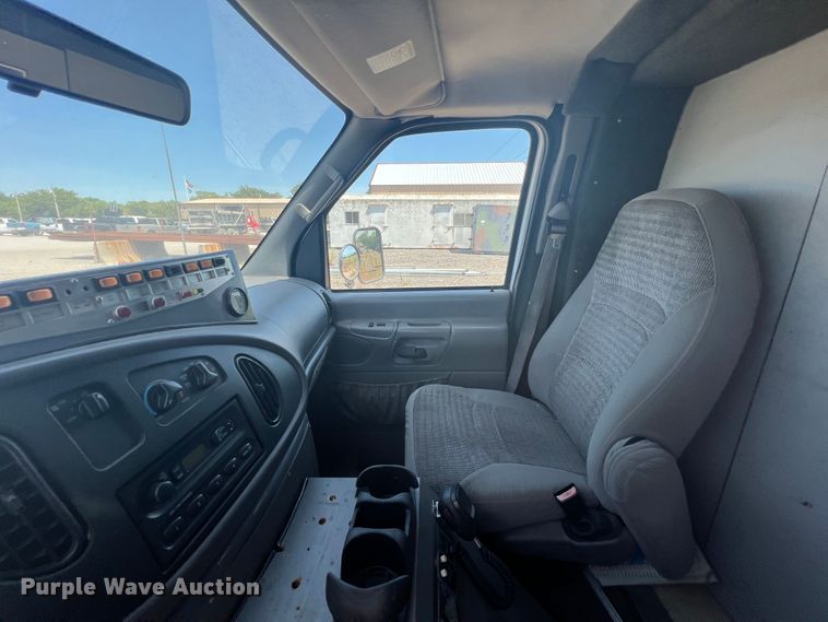 image for item JX9386 2001 Ford E450 Super Duty  ambulance