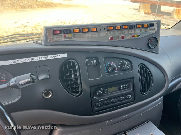 image for item JX9386 2001 Ford E450 Super Duty  ambulance