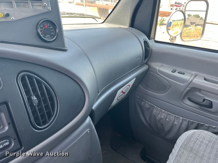 image for item JX9386 2001 Ford E450 Super Duty  ambulance