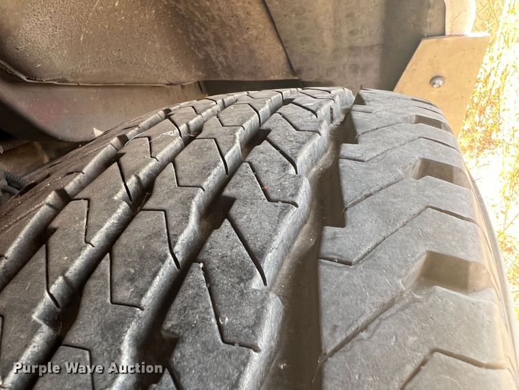 image for item JX9386 2001 Ford E450 Super Duty  ambulance