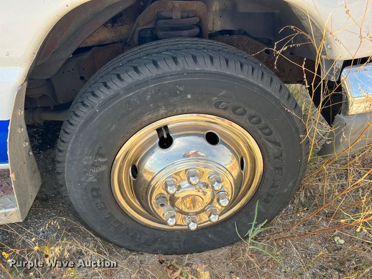 image for item JX9386 2001 Ford E450 Super Duty  ambulance