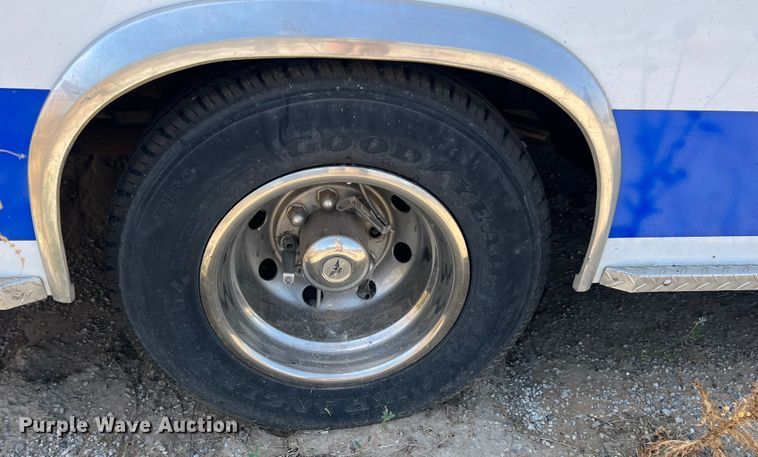 image for item JX9386 2001 Ford E450 Super Duty  ambulance